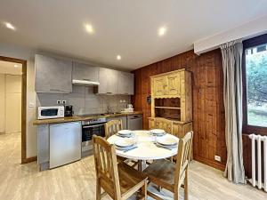 Η κουζίνα ή μικρή κουζίνα στο Chamonix: Appt 2P, 4 pers, terrasse, parking, proche centre et télécabine - FR-1-507-26 +7 φωτογραφίες
