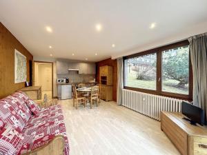 Il comprend un salon avec un canapé et une cuisine. dans l'établissement Appartement Chamonix-Mont-Blanc, 2 pièces, 4 personnes - FR-1-507-26, à Chamonix-Mont-Blanc