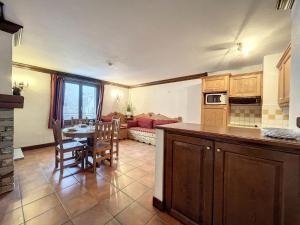Η κουζίνα ή μικρή κουζίνα στο Appartement cosy au centre de Chamonix avec parking - FR-1-507-42