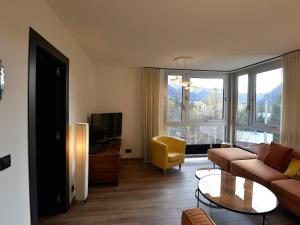 sala de estar con sofá y TV en Appartement Chamonix-Mont-Blanc, 4 pièces, 6 personnes - FR-1-507-62, en Chamonix-Mont-Blanc