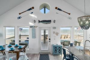 eine Küche und ein Esszimmer mit Tisch und Stühlen in der Unterkunft Gulf Front - Mini Golf - Hot Tub - Family Friendly - ForeShore in Bolivar Peninsula