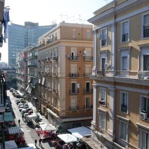 - une vue sur une rue de la ville avec des bâtiments dans l'établissement Palazzo Ferrara 1952, à Naples
