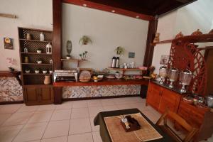 - une cuisine avec un comptoir et une table dans une pièce dans l'établissement Pousada Vila Tutóia, à Tutóia