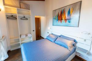 1 dormitorio con 1 cama y una pintura en la pared en La casa di Fiò en Bérgamo