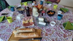 Jedlo v ubytovaní bed & breakfast alebo blízkom okolí
