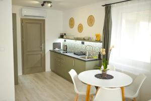 Kuchyňa alebo kuchynka v ubytovaní Raba92 Apartman House
