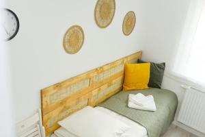 een kamer met een bed en een klok aan de muur bij Raba92 Apartman House in Győr