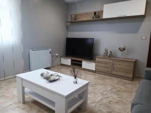 TV a/nebo společenská místnost v ubytování Casa El Rincón de Alberto con Piscina CLIMATIZADA y Calefacción