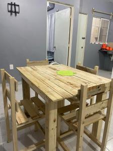 un tavolo e sedie in legno in una stanza di Departamento Altamira Puerto Industrial ad Altamira