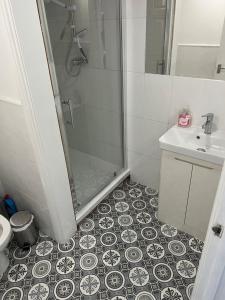 uma casa de banho com um chuveiro e um lavatório. em Flat in Leamington Spa town centre em Leamington Spa