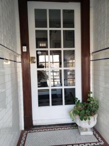 uma porta branca com um vaso de planta em frente em The Jazz Suite B1 em Hartford