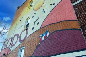 un edificio con un mural en el costado en The Jazz Suite B1, en Hartford