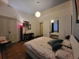 Llit o llits en una habitació de ALFIERI Guest House