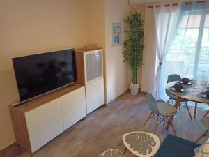 een woonkamer met een flatscreen-tv en een tafel bij Nice Place Santa Pola in Santa Pola