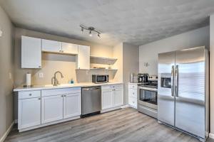 Kitchen o kitchenette sa Whitesburg Vacation Home with Screened Porch