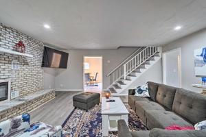 uma sala de estar com um sofá e uma escada em Whitesburg Vacation Home with Screened Porch em Whitesburg