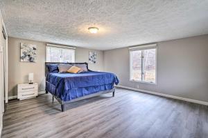 um quarto com uma cama e duas janelas em Whitesburg Vacation Home with Screened Porch em Whitesburg