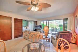 sala de estar con ventilador de techo y comedor en Quiet Maunaloa Condo with Pool, Ocean Views! en Maunaloa