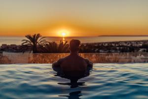 O pôr ou nascer do sol visto do hotel ou dos arredores
