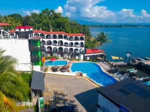 un complejo con una gran piscina junto al agua en Hotel Mi Paraíso Río Dulce, en San Felipe