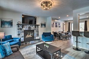 ein Wohnzimmer mit einem blauen Sofa und einem Kamin in der Unterkunft Pet-Friendly Long Pond Home with Fire Pit! in Long Pond