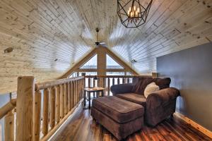 Lakefront Cottage in Iron River with 2 Porches! في Iron River: غرفة معيشة مع أريكة وكرسي