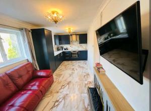 TV a/nebo společenská místnost v ubytování Modern 2 bedroom flat by Dover Port, Castle& Sea!
