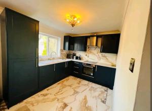 Kuchyň nebo kuchyňský kout v ubytování Modern 2 bedroom flat by Dover Port, Castle& Sea!