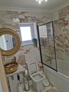 Koupelna v ubytování Modern 2 bedroom flat by Dover Port, Castle& Sea!