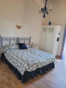 - une chambre avec un lit et une couette bleue dans l'établissement Appartamento Rosmarino, à Acquedolci