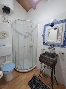 La salle de bains est pourvue d'une douche, de toilettes et d'un lavabo. dans l'établissement Appartamento Rosmarino, à Acquedolci