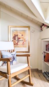 einen Stuhl in einem Raum mit einem Bild an der Wand in der Unterkunft Ferienwohnung Biechteler in Schwangau