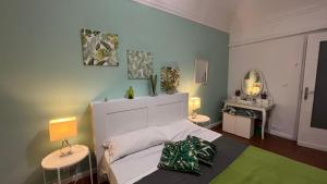 um quarto com uma cama e duas mesas com candeeiros em B&B Doralice em Catânia