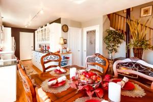 una cucina e una sala da pranzo con tavolo e sedie di The Victorian Spa Retreat a Port Angeles