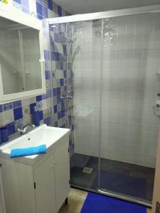 een badkamer met een wastafel en een douche bij Nice Place Santa Pola in Santa Pola