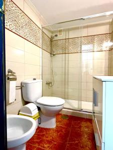 プラヤ・デル・クーラにあるMar Paraisoのバスルーム(トイレ、洗面台付)