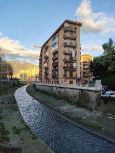 サレルノにあるB&B Stefaniの川の横の建物