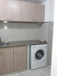 eine Waschmaschine in einer Küche mit einer Theke in der Unterkunft Apartamentos Naomi in El Carmen