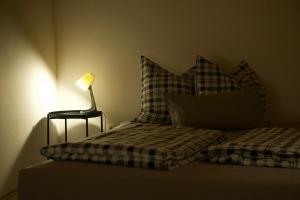 Ein Bett oder Betten in einem Zimmer der Unterkunft Feinzimmer mit Feinkost & Wein