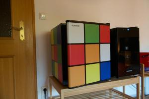 een tv zittend op een tafel met een Rubix kubus bij Feinzimmer mit Feinkost & Wein in Marquartstein