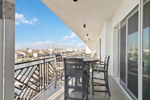 een balkon met 2 stoelen en een tafel met uitzicht bij 405 The Harbor Condominiums in St Pete Beach