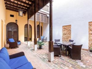 patio z niebieskimi meblami, stołem i krzesłami w obiekcie Old San Juan Rentals w mieście San Juan