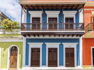 kolorowy dom z balkonem na ulicy w obiekcie Old San Juan Rentals w mieście San Juan