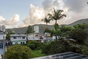 - Vistas a una ciudad con palmeras en Apartamento com Terraço a 300m da Praia em Itapema P1771, en Itapema