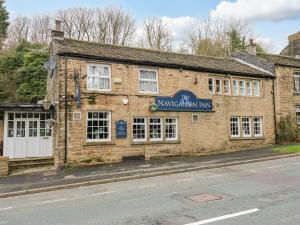 un vecchio edificio in mattoni all'angolo di una strada di Dale Cottage a Oldham