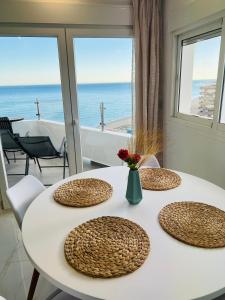 Apartamento Ronda III في فوينخيرولا: طاولة عليها أربعة أطباق مطلة على المحيط
