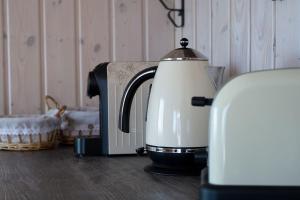 eine Kaffeemaschine und ein Toaster auf der Theke in der Unterkunft Naphegy Kuckó in Écs