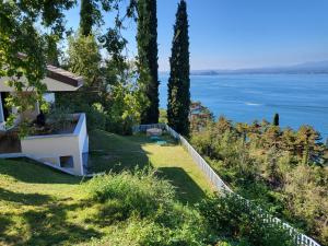 a house with a view of the water at La maison sur mer in Torri del Benaco