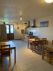 uma cozinha e sala de jantar com mesas e cadeiras em Skammidalur Guesthouse em Vík