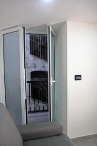 d'un salon avec une porte coulissante en verre. dans l'établissement LUXURY HOME VALENTINO, à Naples